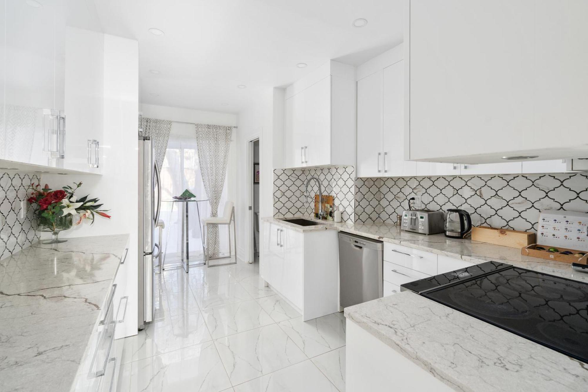 Centennial 6-Bedroom Waterfront Palace Sleeps 14 مونتريال المظهر الخارجي الصورة